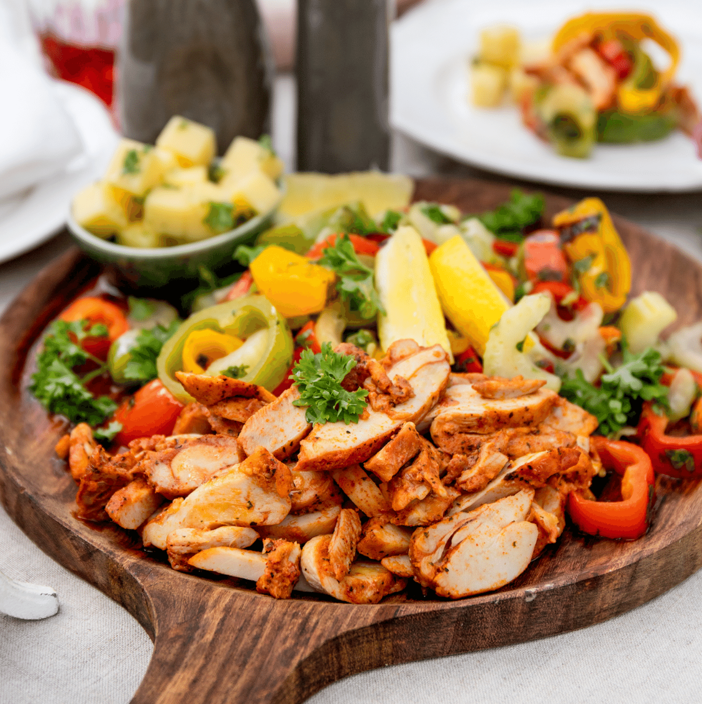 Salat oppskrift – Grillet paprikasalat med kylling og honningmarinert ost