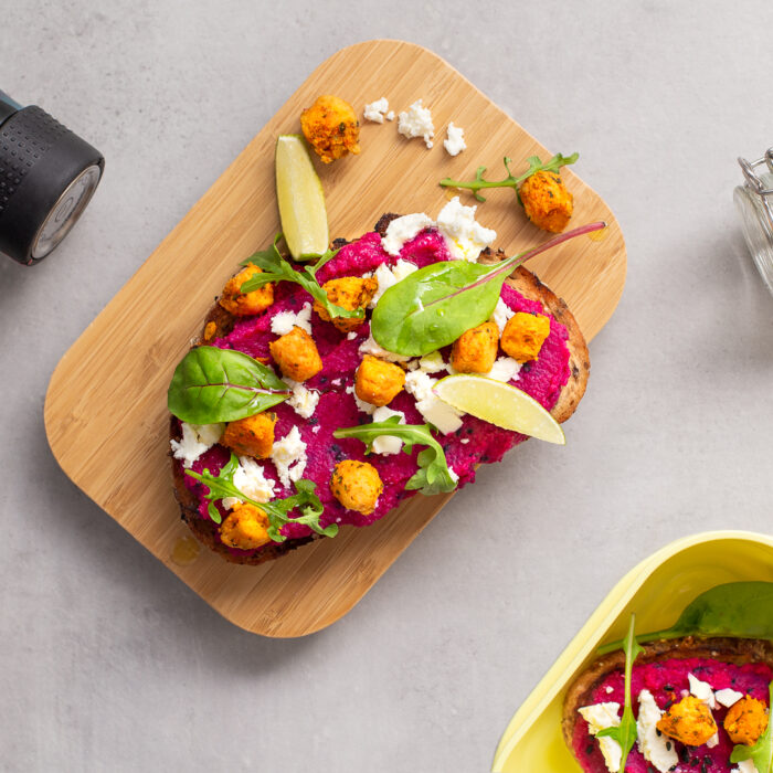 Surdeigsbrød med rødbetehummus og planteprotein