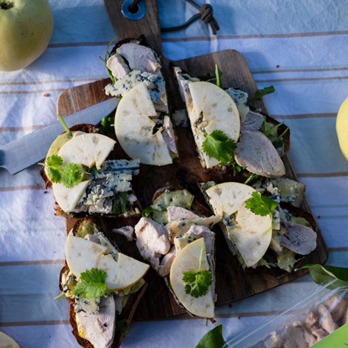 Kyllingsandwich med blåmuggost og eple