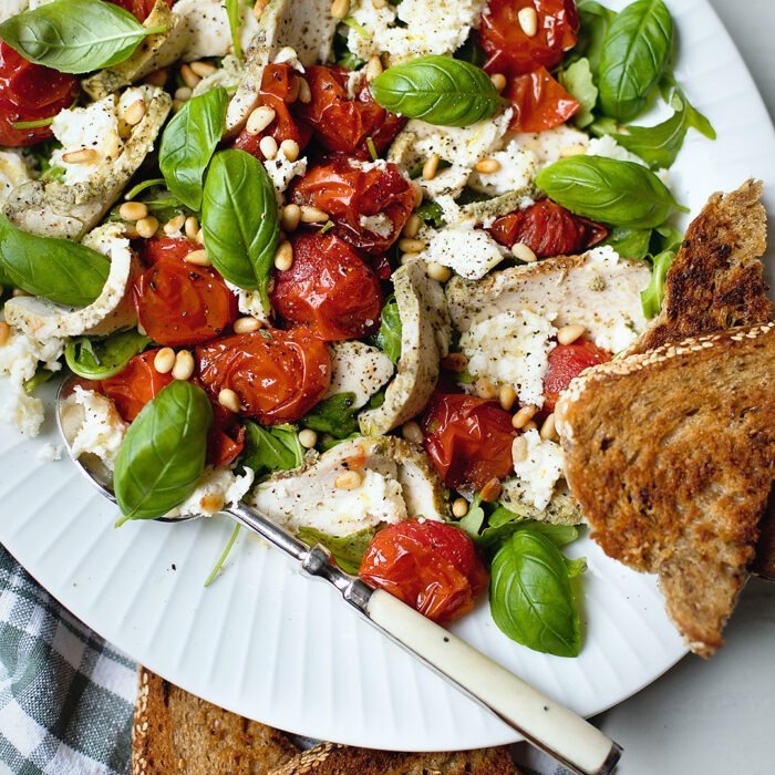 Lun kyllingsalat med pinjekjerner og tomat