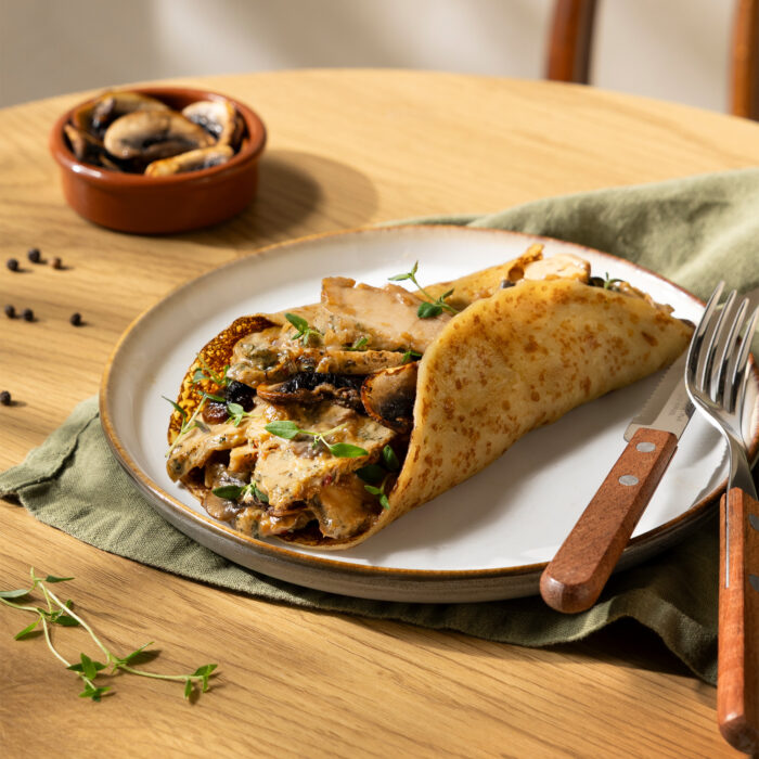 Fylte crêpes med kremet kylling og sopp