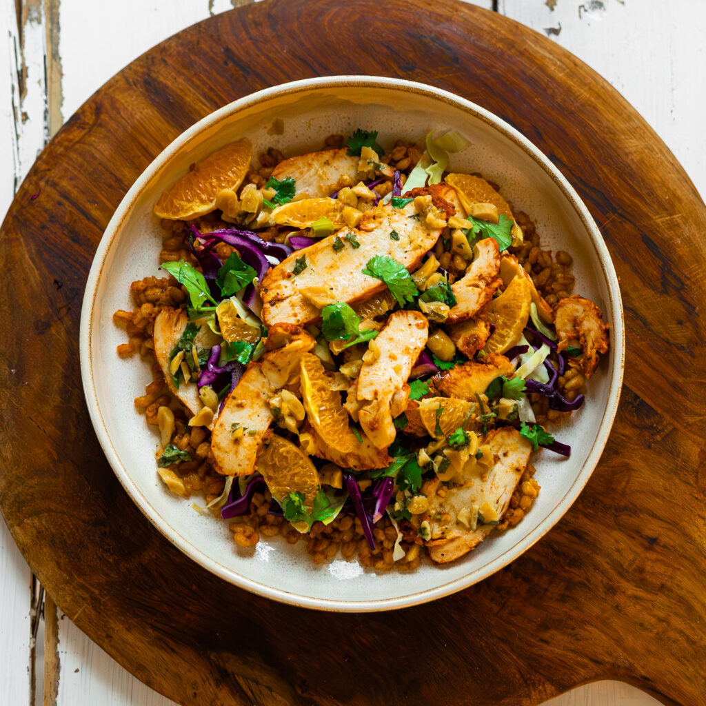 Spiseklar kylling med smaksatte speltperler, kål og peanøtter